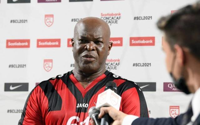 星空体育-六旬副总统亲下场踢球什么后果?两队都被罚出局!